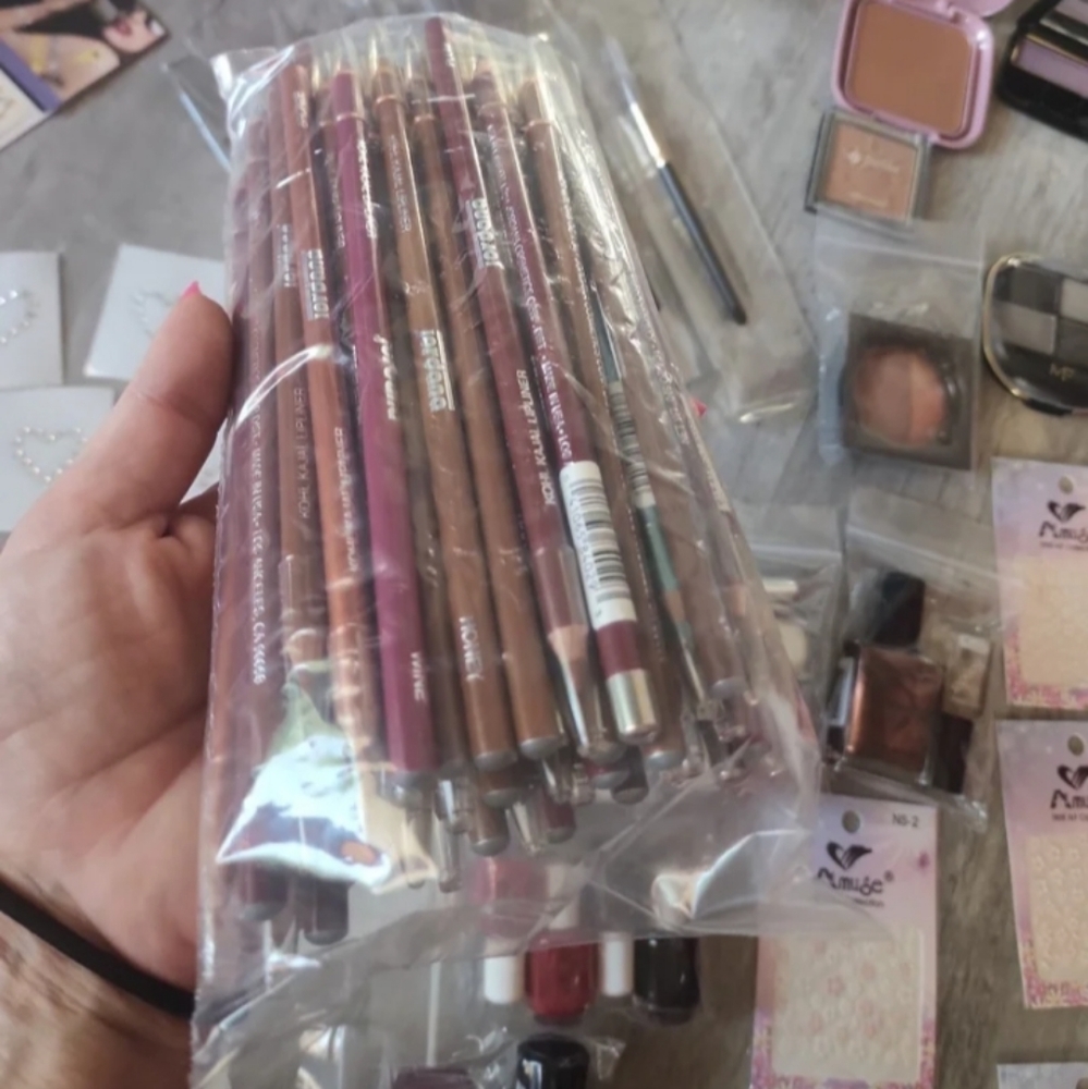 Lot makeup - Picture 8 of 8
